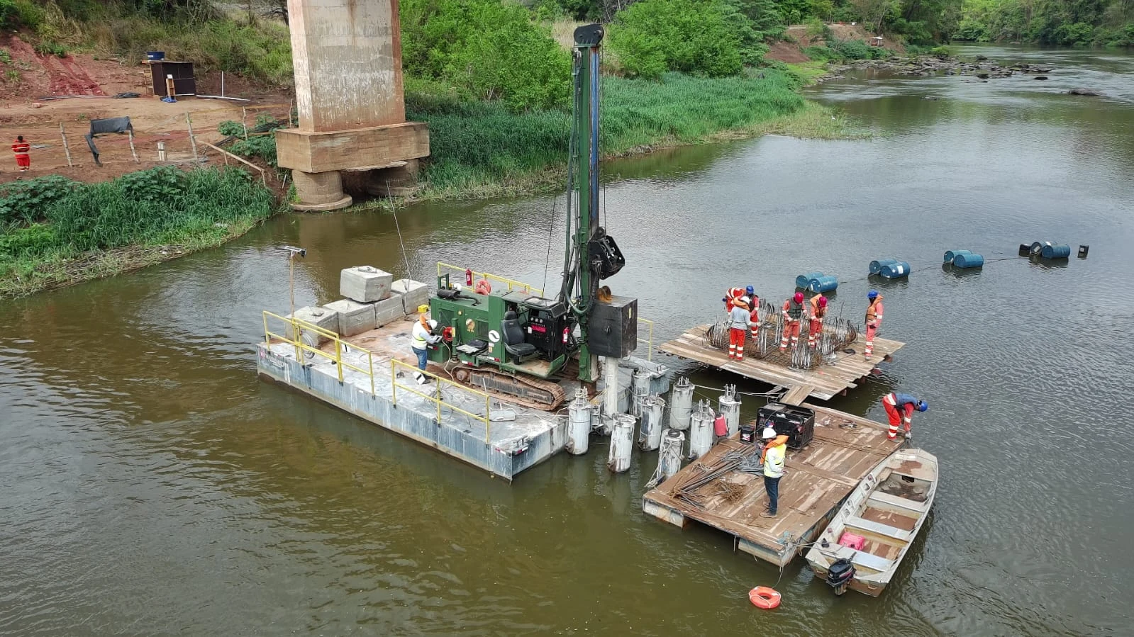 Geoteste Hammer System on a barge during a bridge expansion in Rialma, Goias