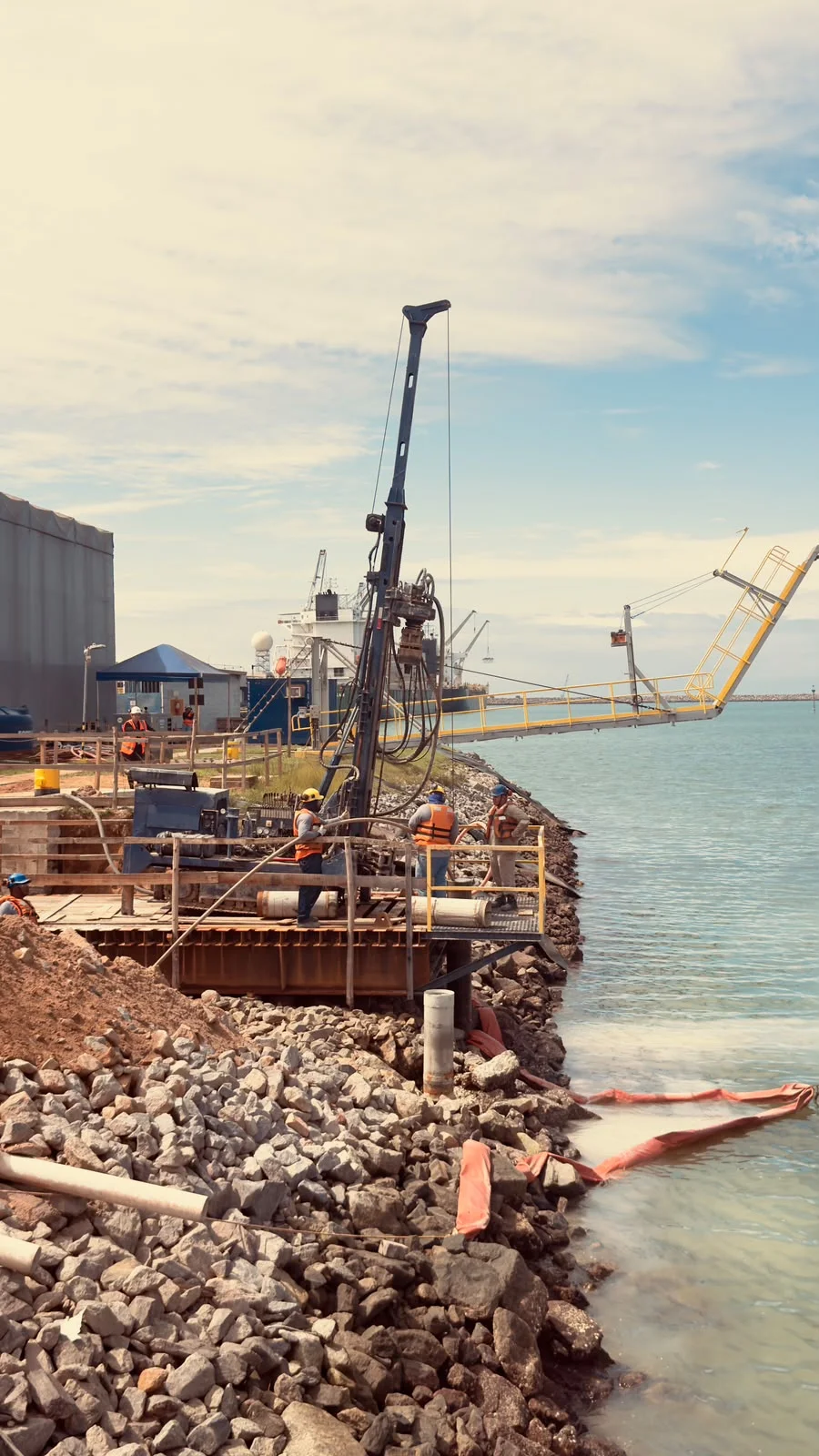 Geoteste drilling team on a platform at the shore, next to the Portocel wharf, in Aracruz
