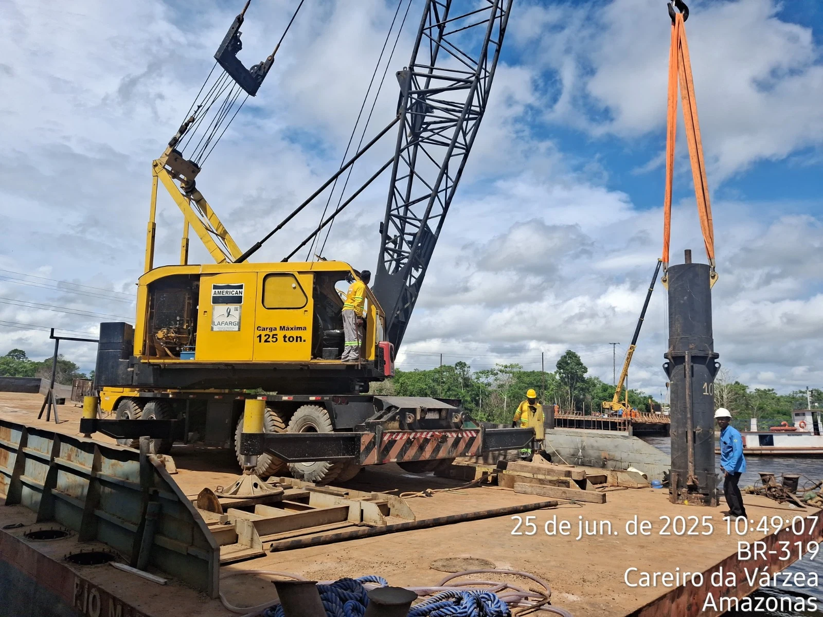 Impact equipment and crane on a platform in Careiro da Varzea, BR-319