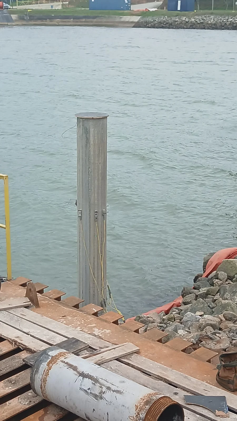 Instrumented pile with sensor cables next to the water in Portocel, Aracruz