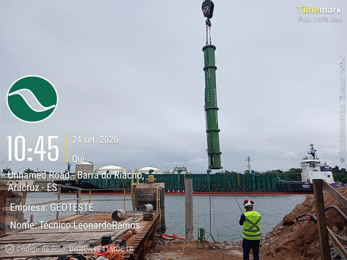 Geoteste technician next to the Portocel wharf, in Aracruz, during the lifting of a steel pile