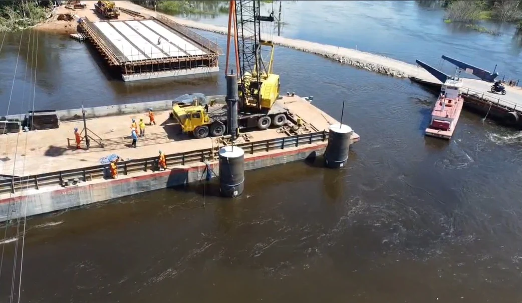 Operation on a floating platform at a bridge project in Amazonas