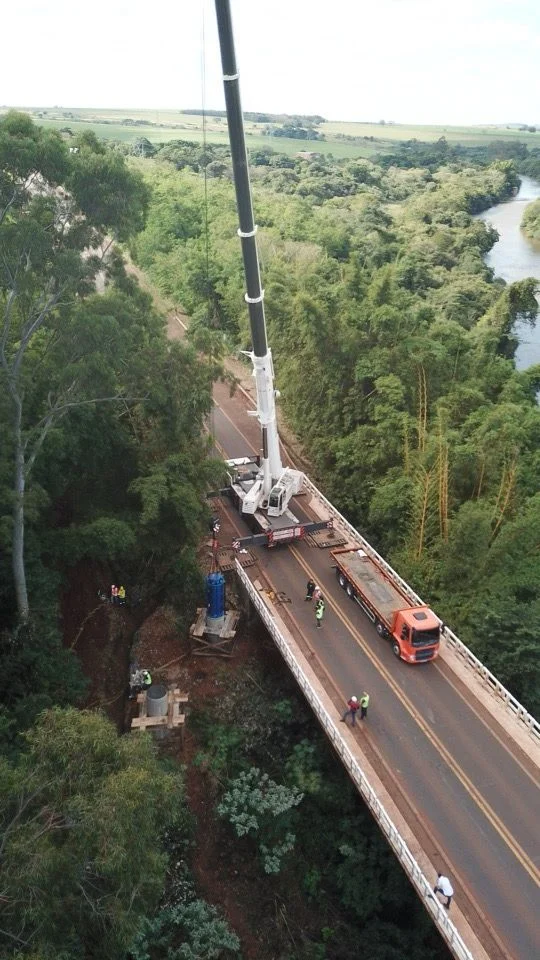 Crane operating on the deck of the bridge over the Rio Pardo